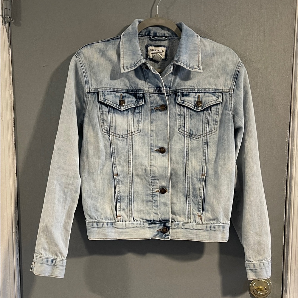 Forever‎ 21 Classic Light Wash Denim Jacket Size S